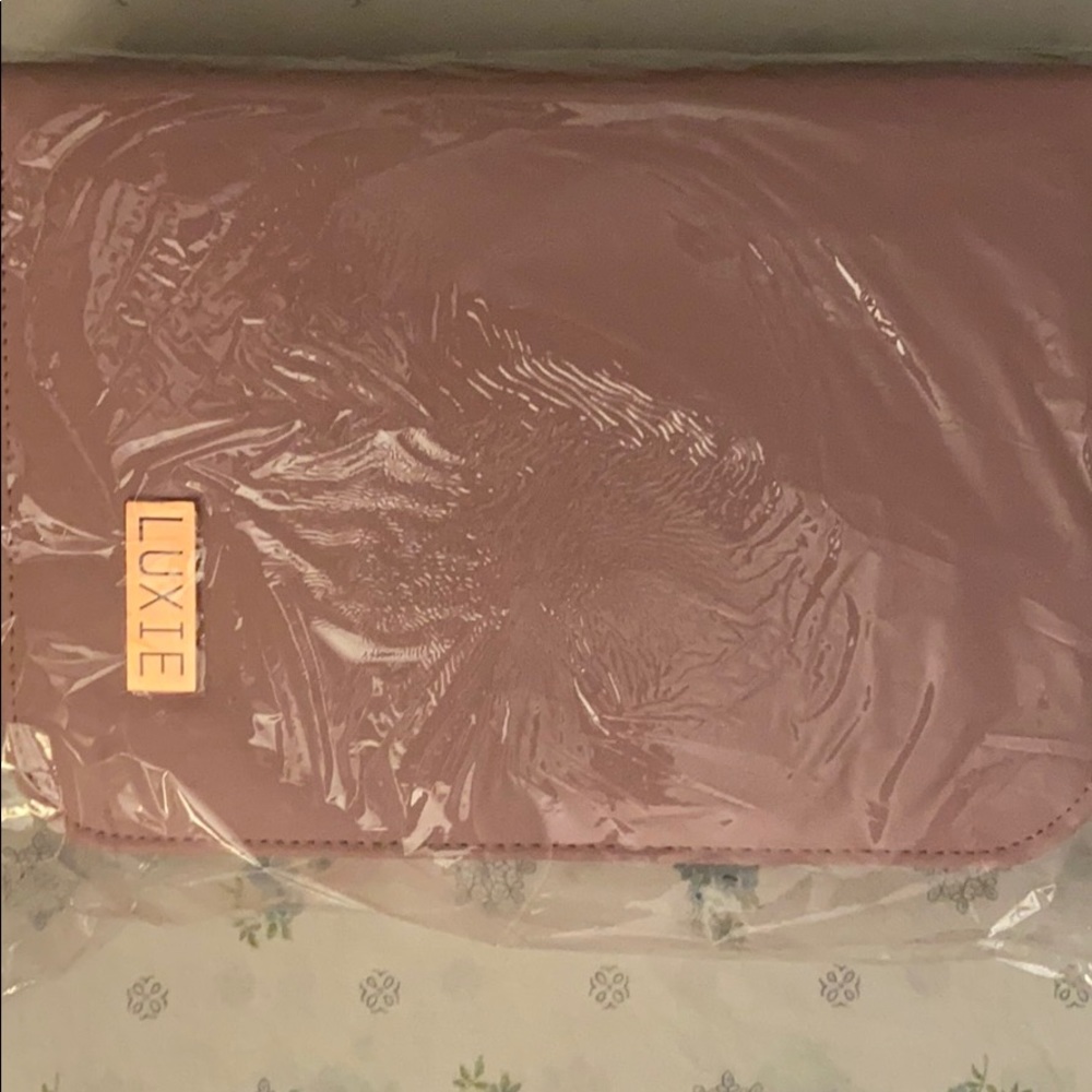 LUXIE (never used) beautiful and great price